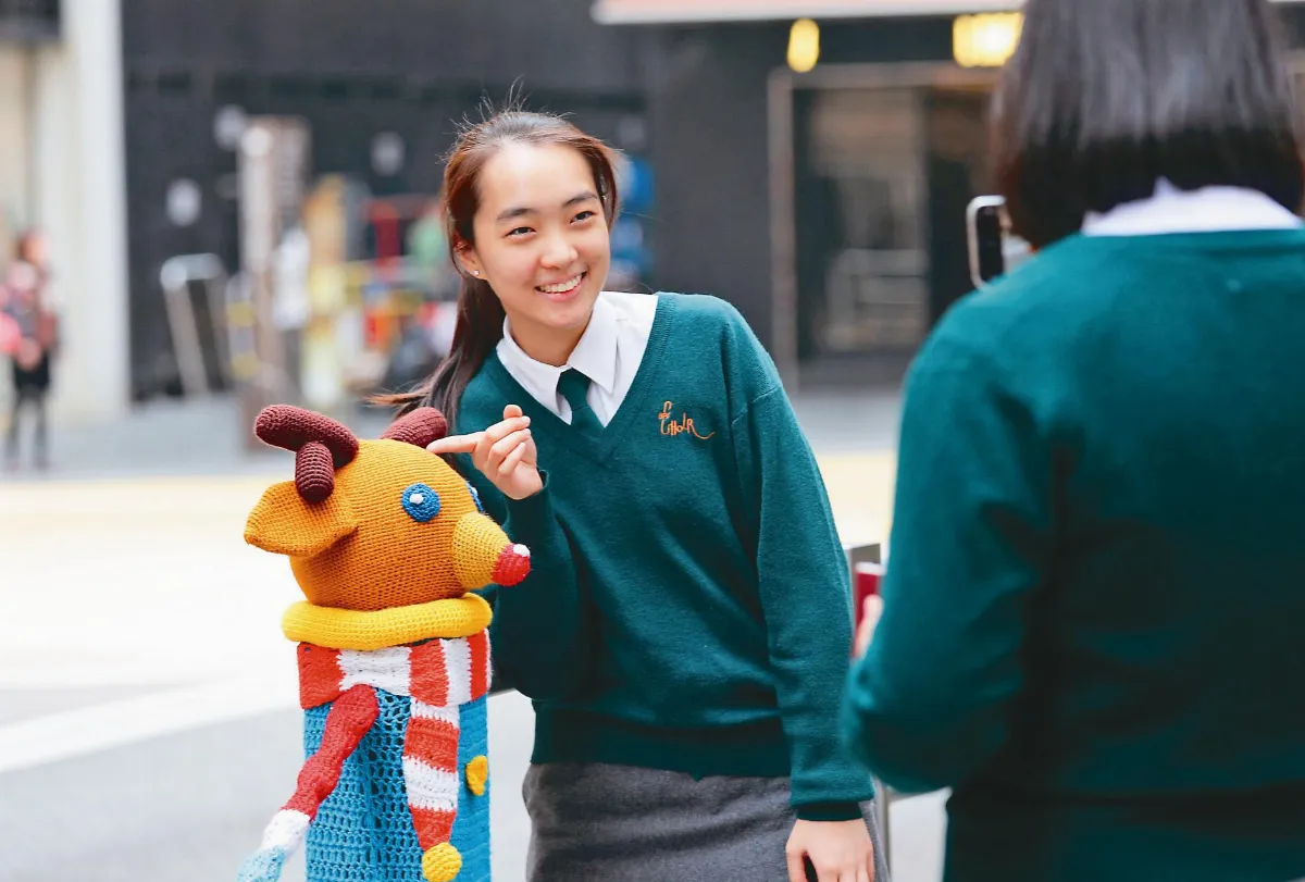 耶誕公仔 妝點欄杆