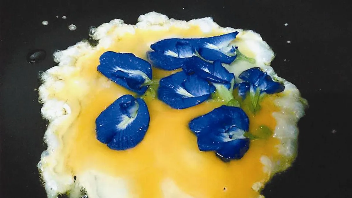花間覓食 浪漫蝶豆花煎蛋