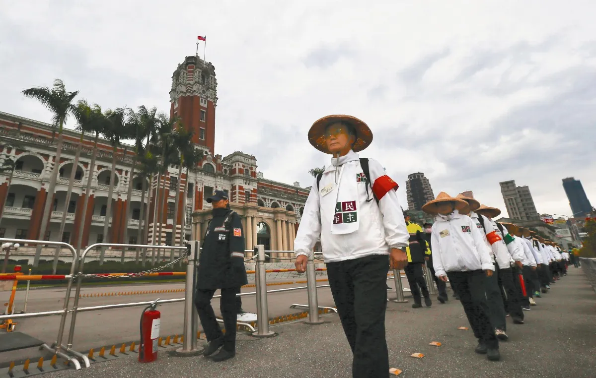 繞行總統府 催修公投法