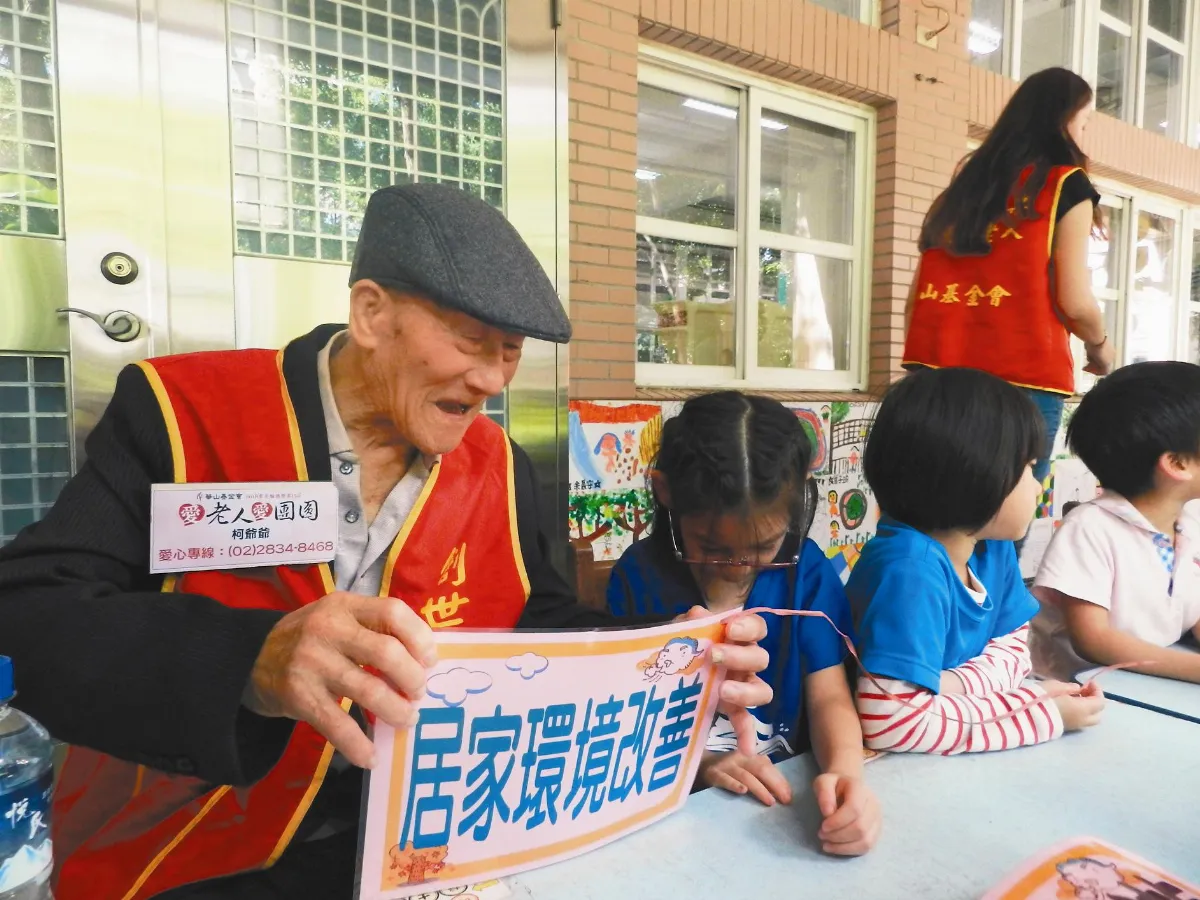 84  歲樂觀獨老 做資源回收助人