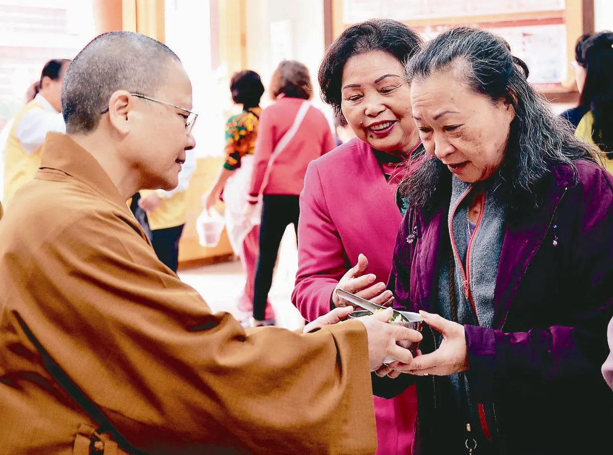 寒冬送暖 擇善寺關懷社區