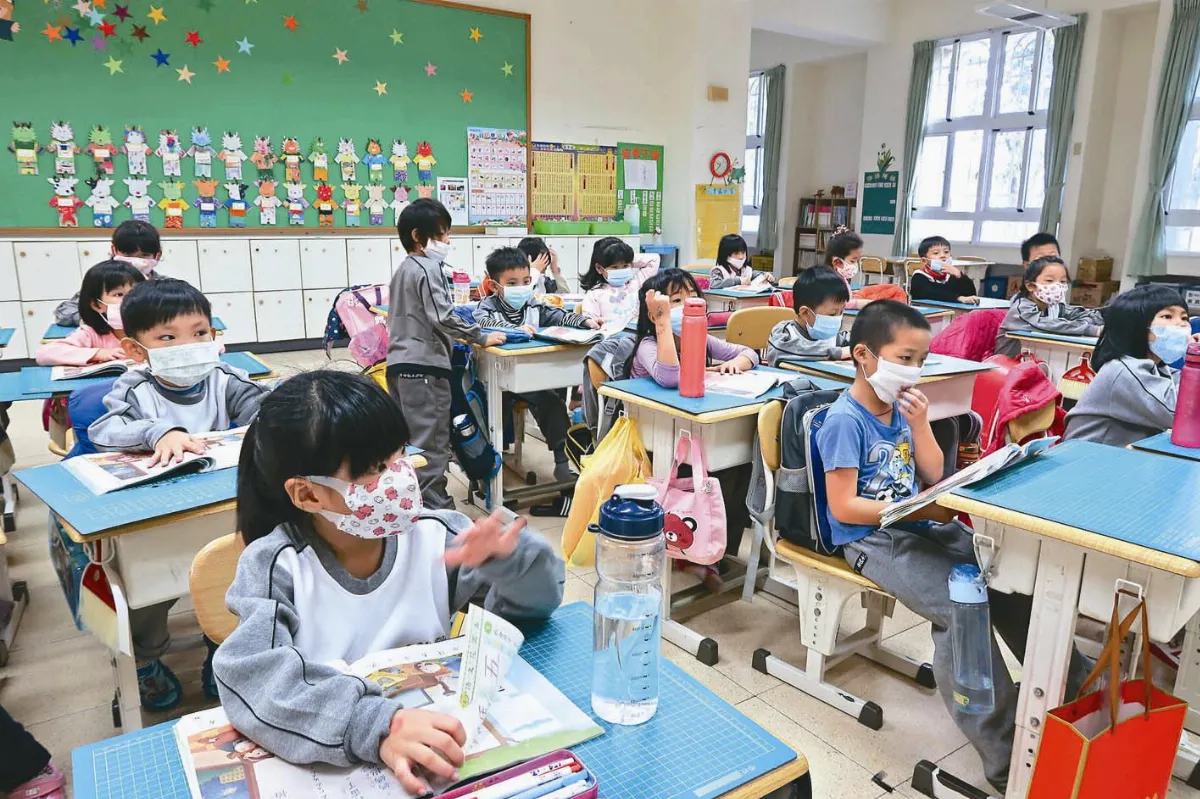 空氣冷又髒 學童戴口罩上課
