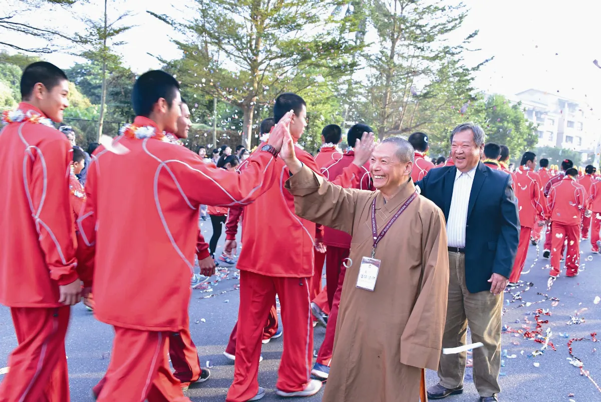 佛光之光 普中棒球隊、體操隊獻獎