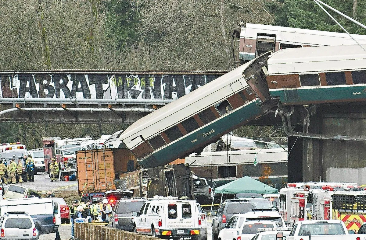 超速2倍以上 美華盛頓州火車出軌 至少3死百傷