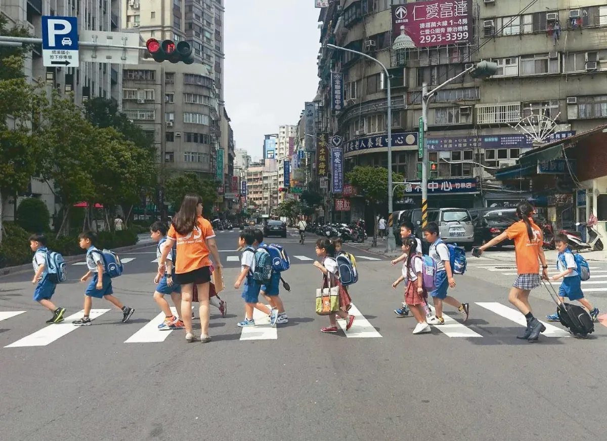 學童過馬路意外多 大人該檢討
