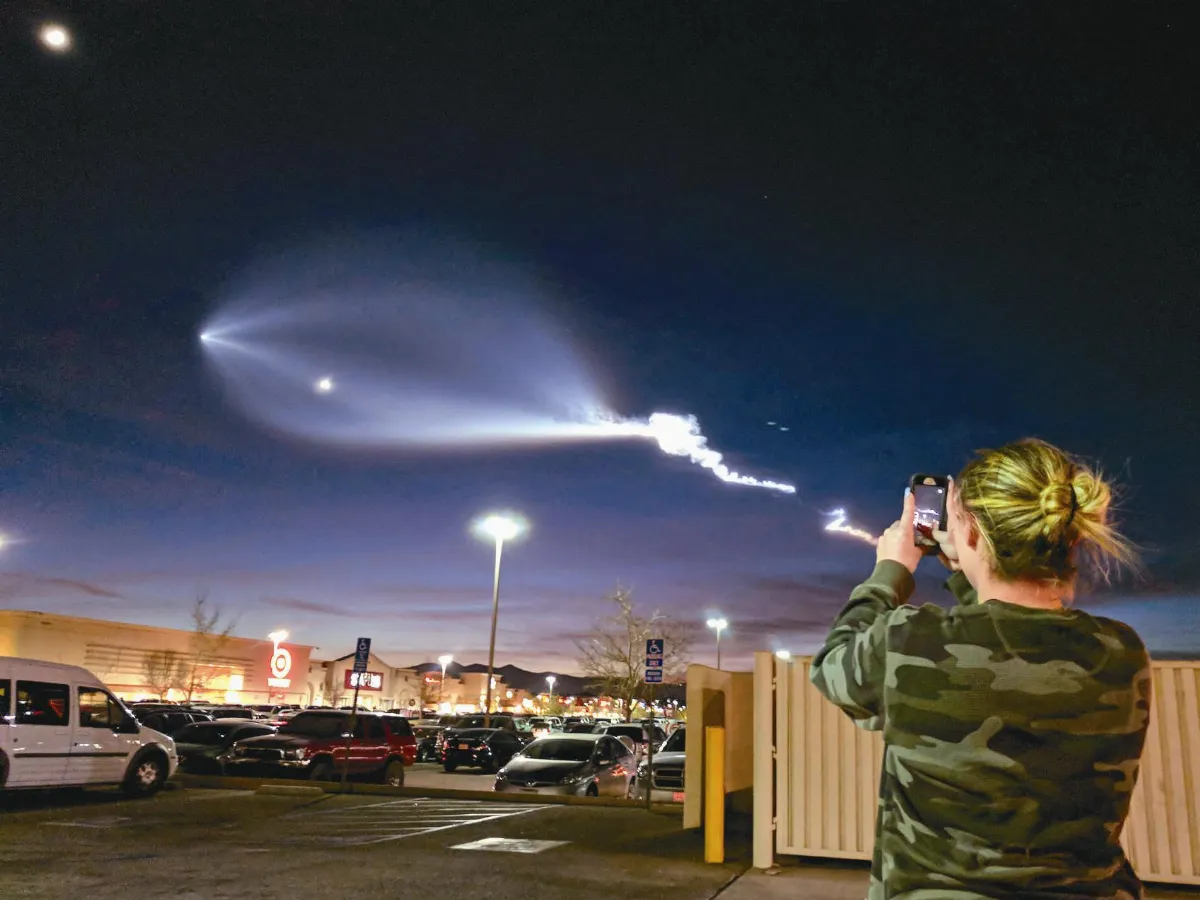 有幽浮？ 是SpaceX再射火箭啦