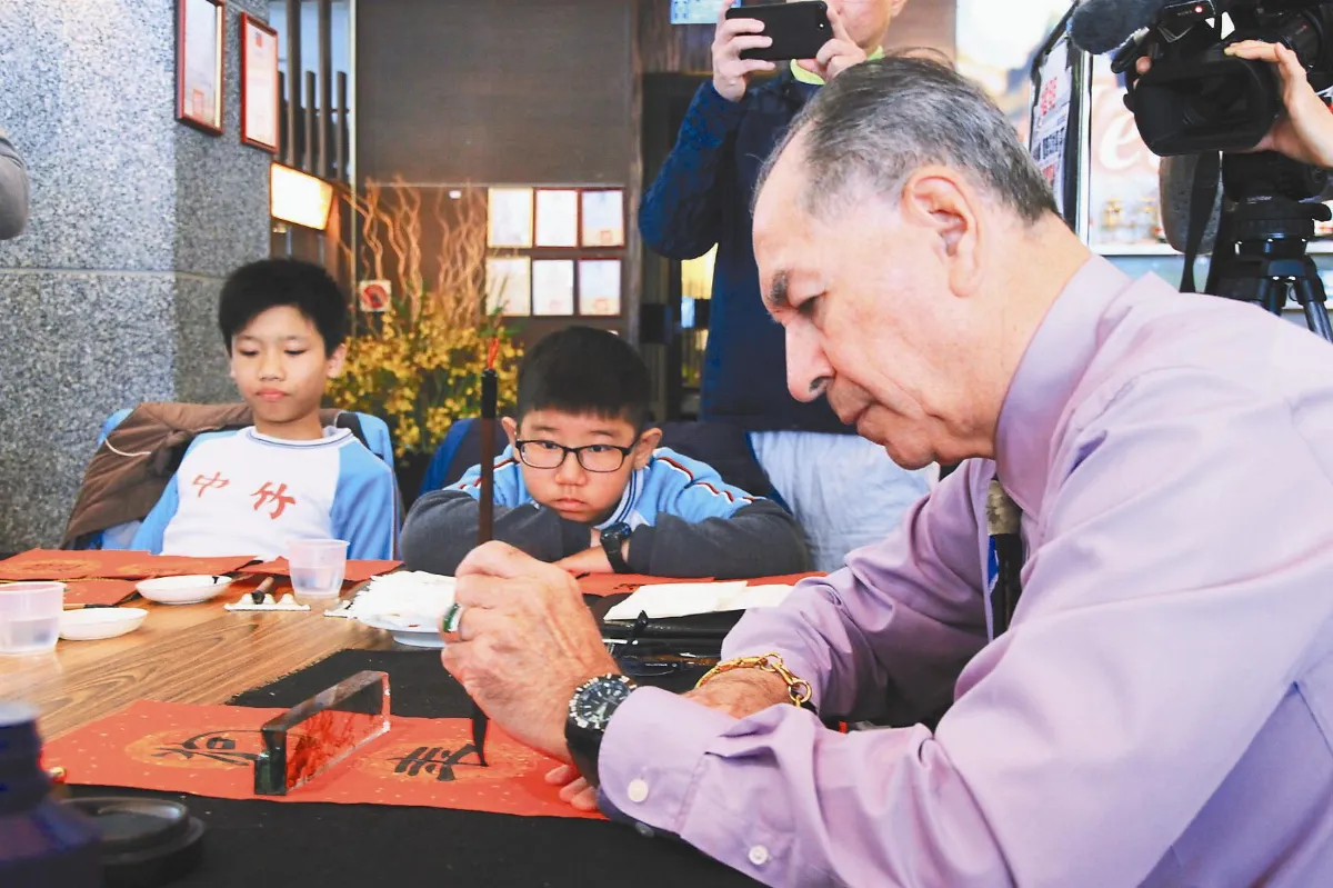 美國外交官 退休改當書法老師