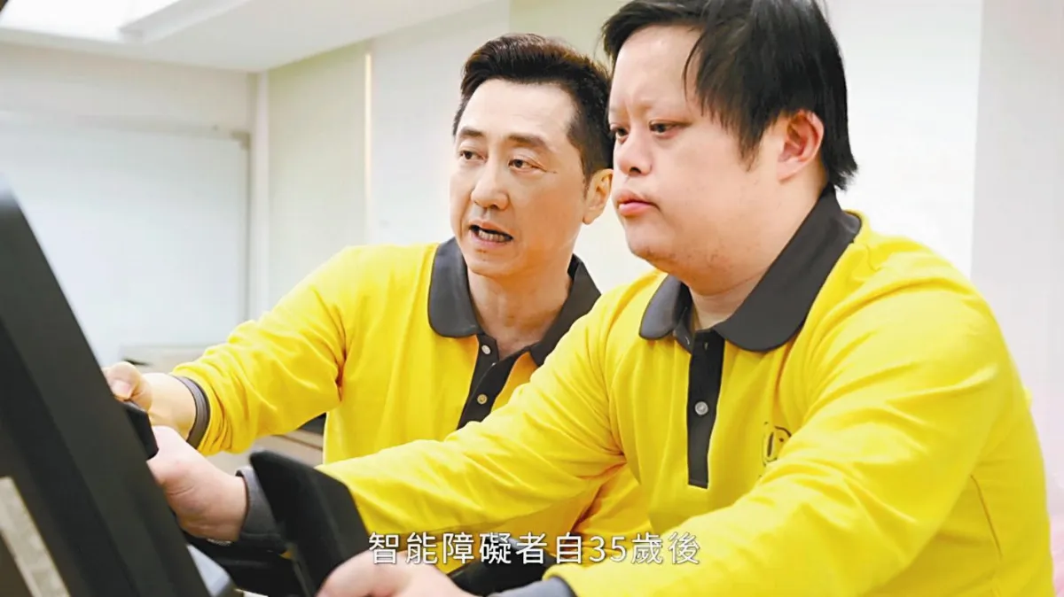 烏絲到白髮 母親伴憨兒到老
