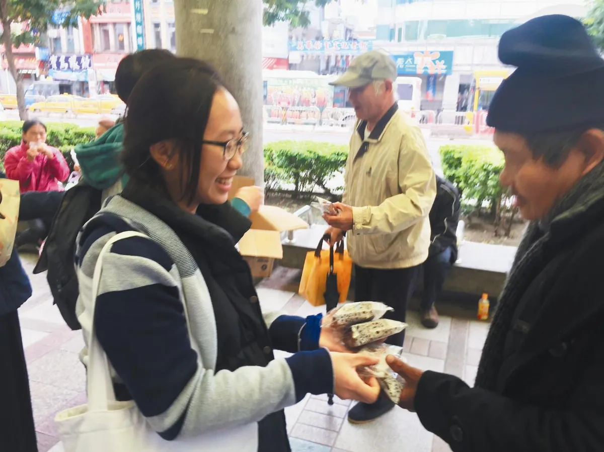 佛大生屢獲素食大獎 感恩心做蛋糕送街友
