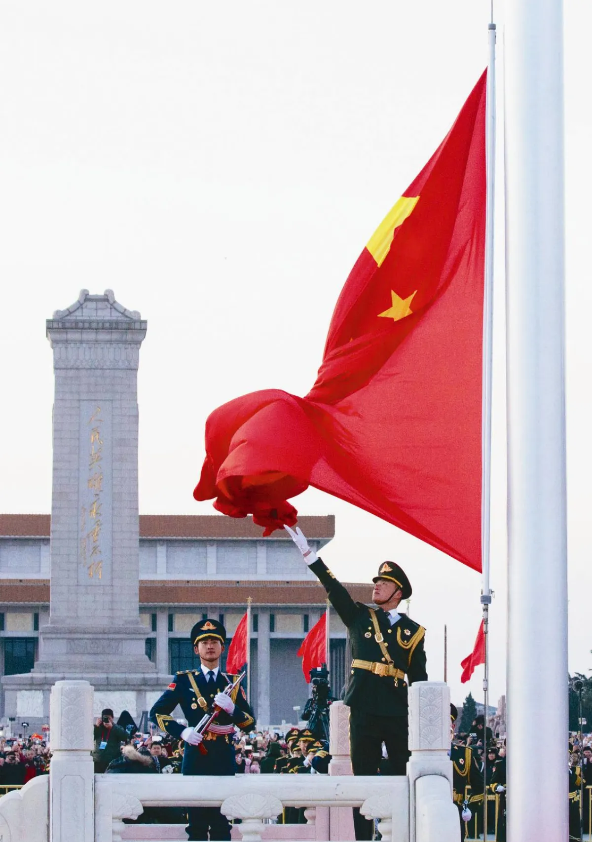 北京天安門升旗 36年來首由解放軍接手