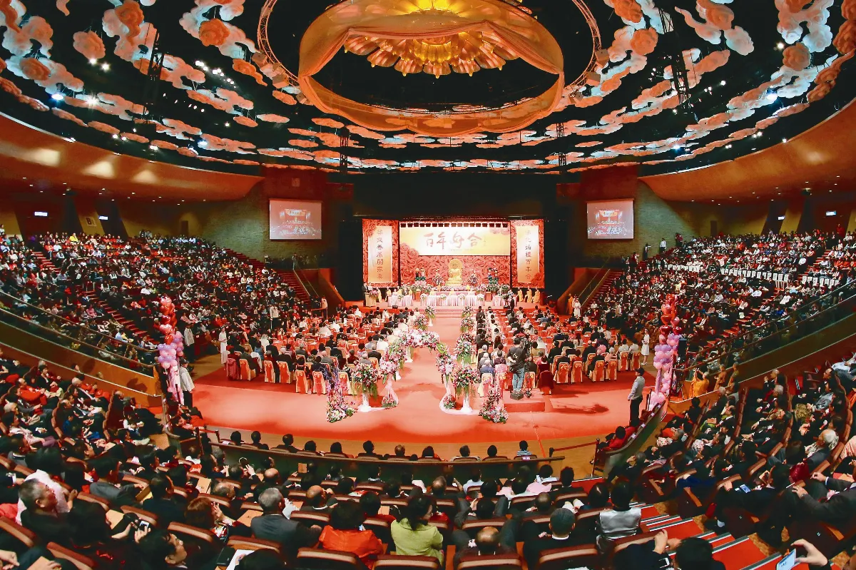 佛前牽手 我會陪你慢慢的老
