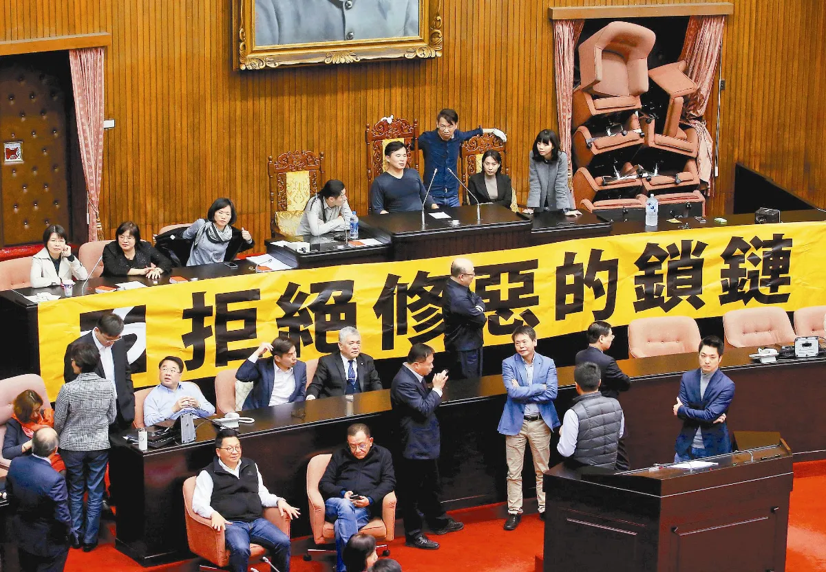 勞基修法 時力府前抗議