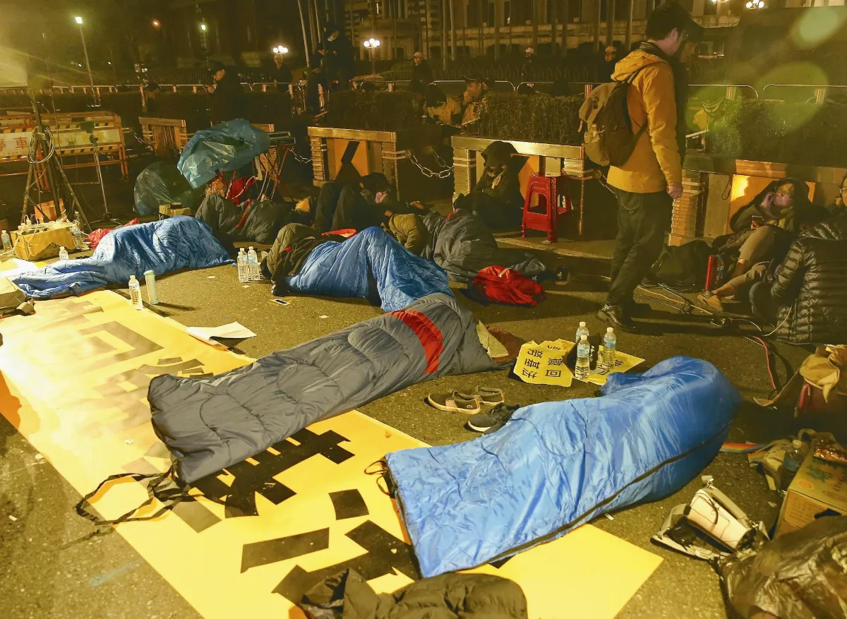 拒吳釗燮勸離 時力府前續靜坐抗議