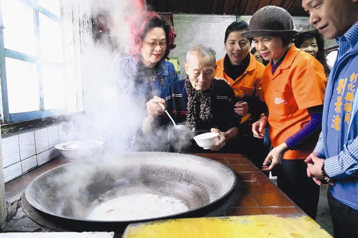 歲末寒冬 弱勢長輩下廚回饋社會