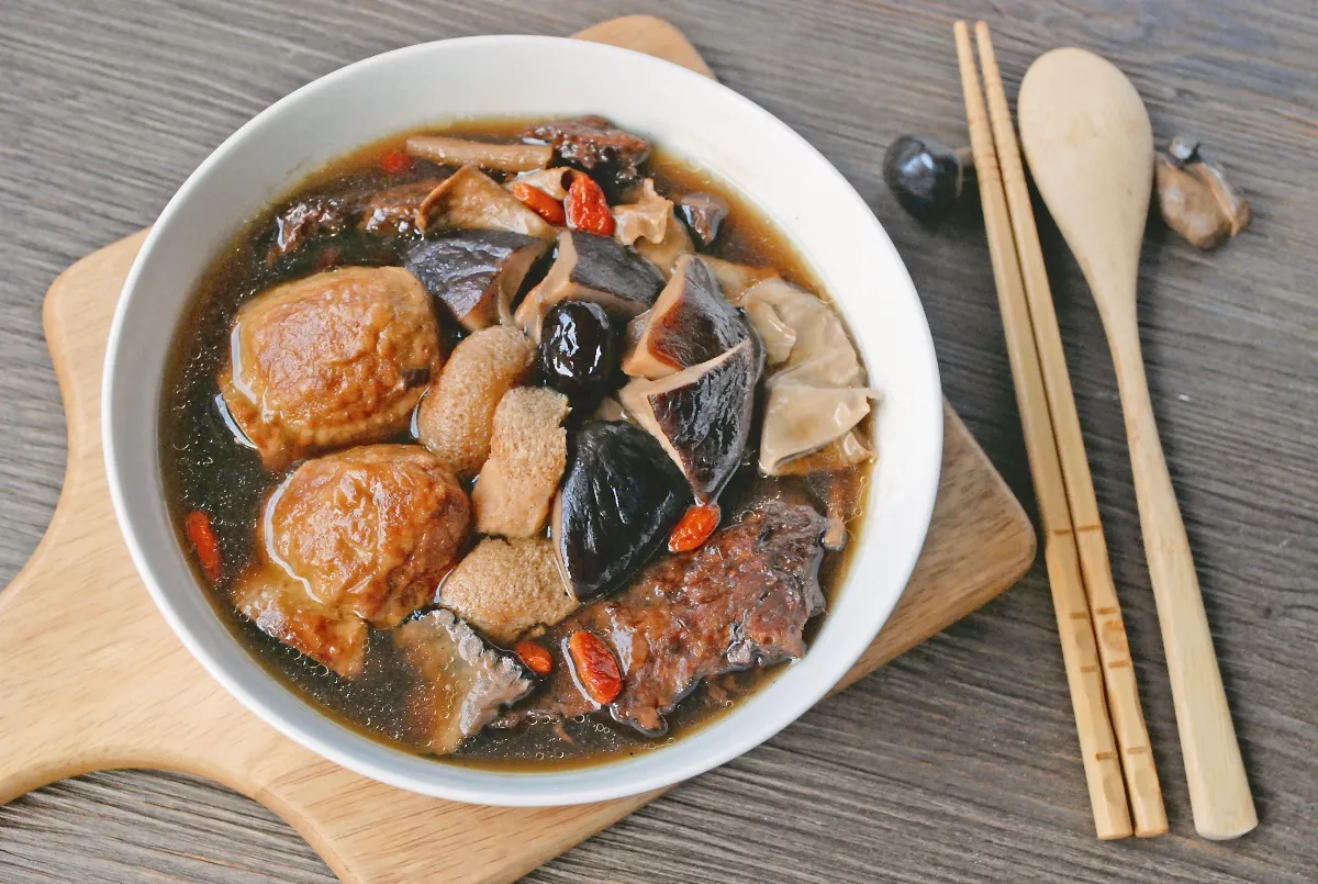 逸饗蔬食 暖冬的藥膳湯