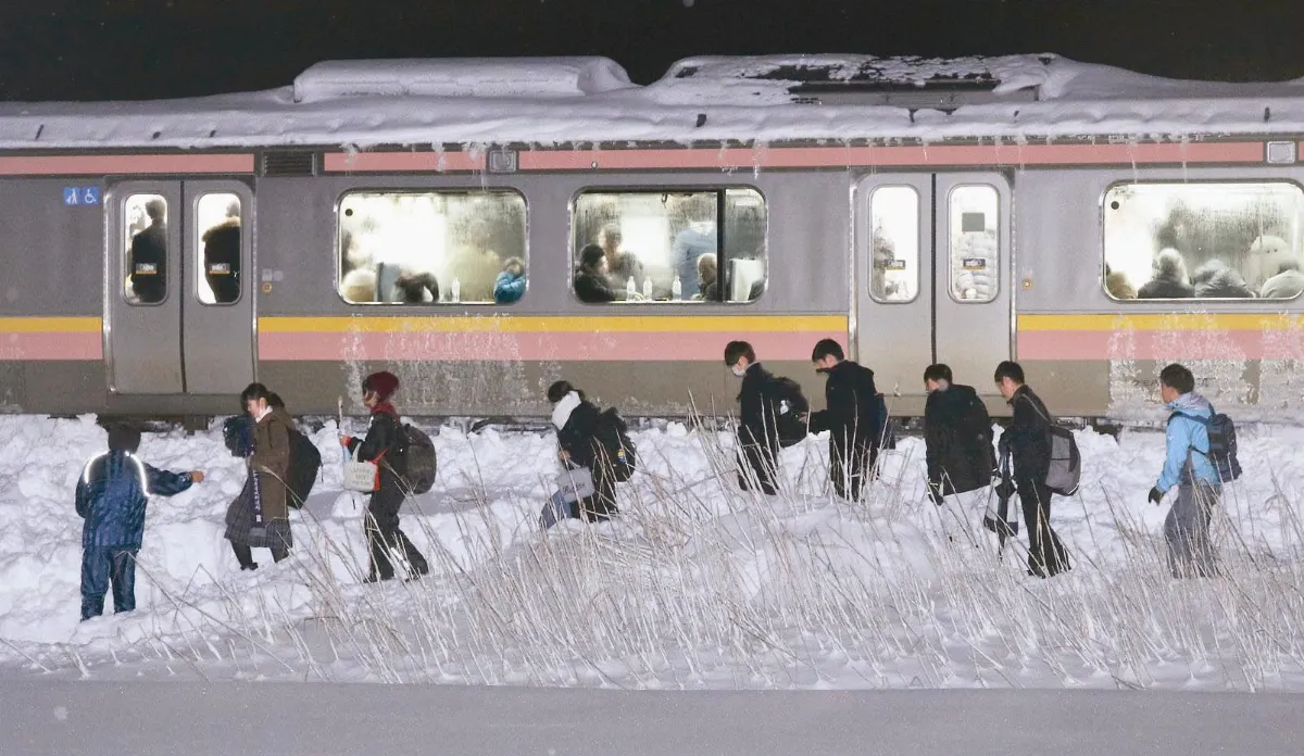 日新潟暴雪 430人被困火車一晚