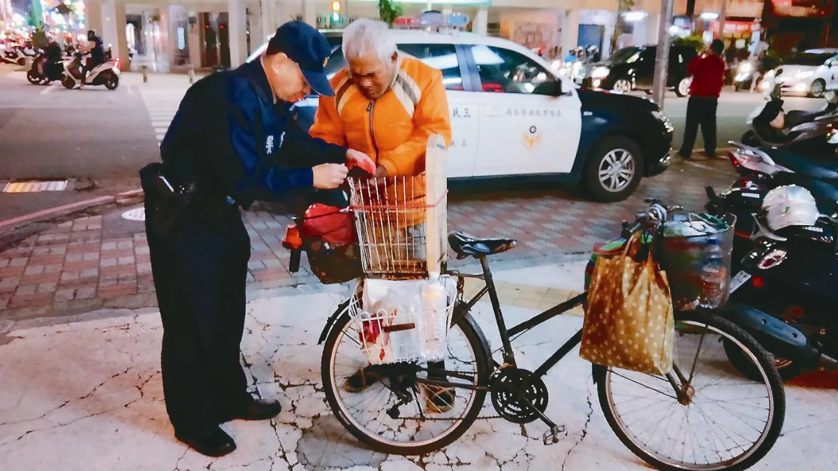 暖警買車燈 贈夜騎老人