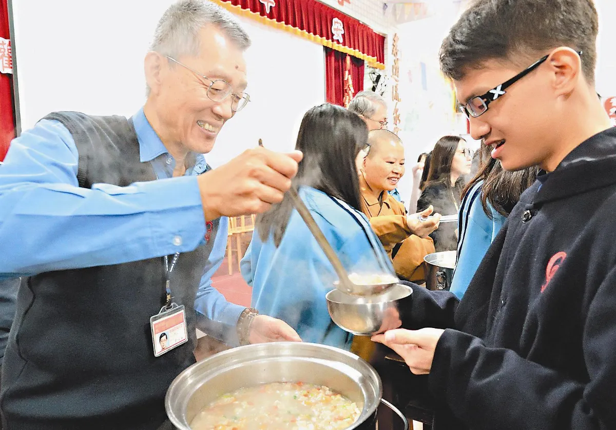 考生呷平安 獻燈祈福