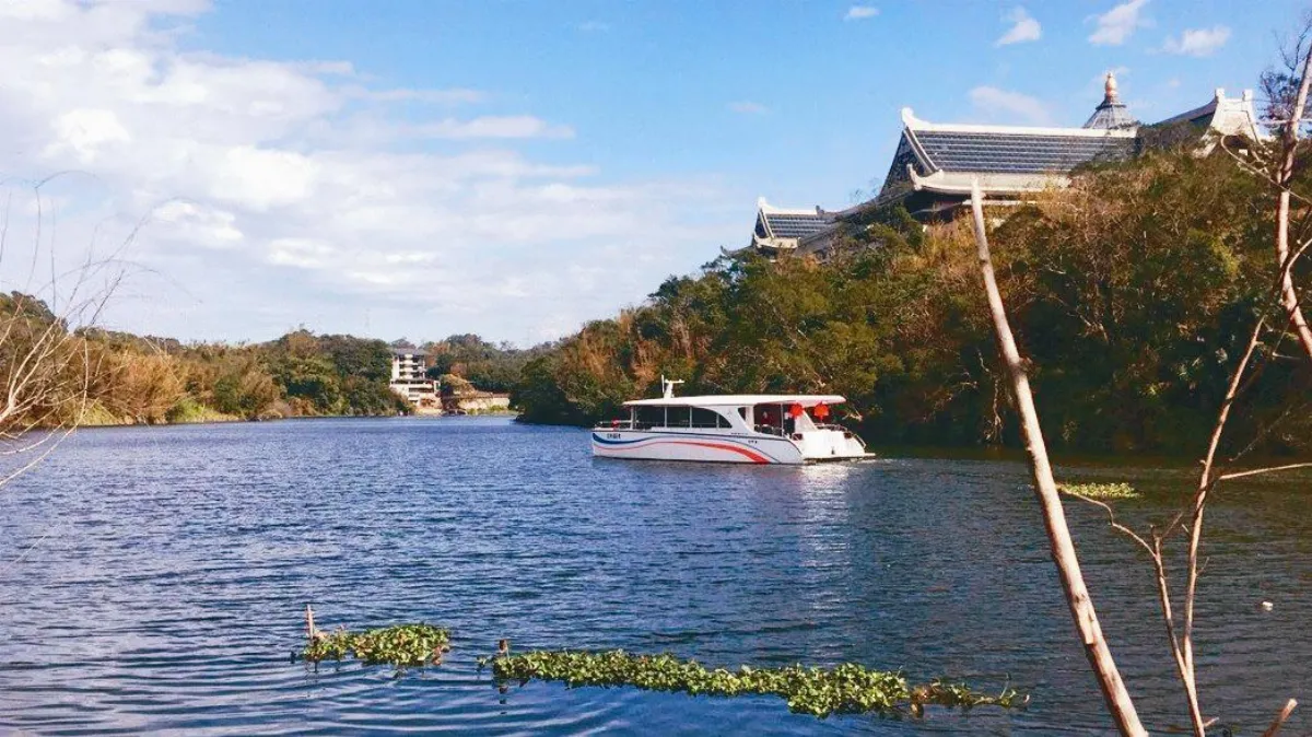 飽覽峨眉湖風光 交通船下月啟航