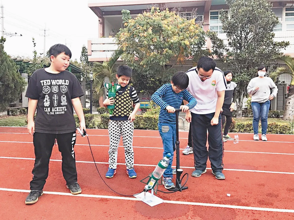 暖男水火箭 助偏鄉孩子圓科普夢
