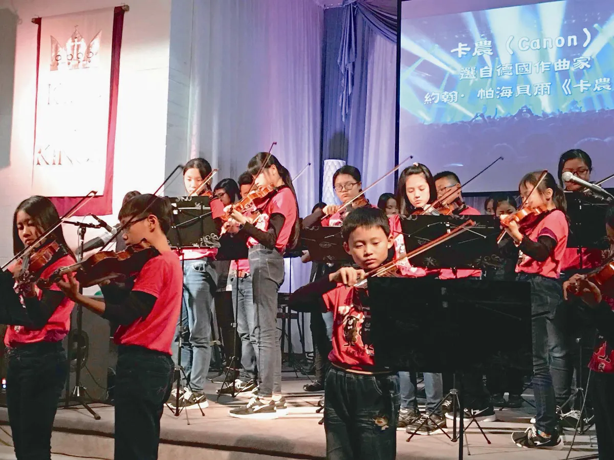 偏校希望弦 飛1.8萬公里報恩