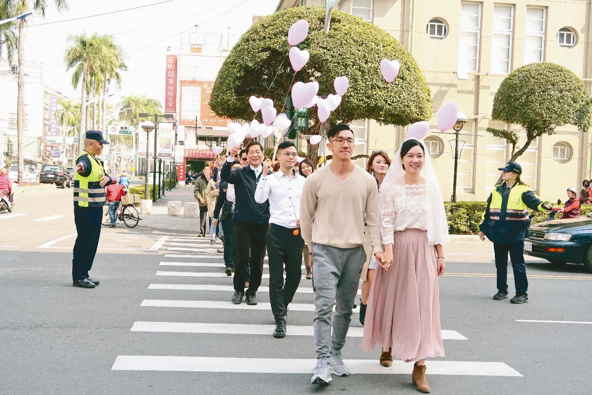 最閃路口 小綠人示愛求婚