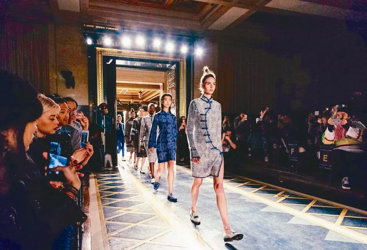 詹朴星河漫遊 倫敦時裝周發光