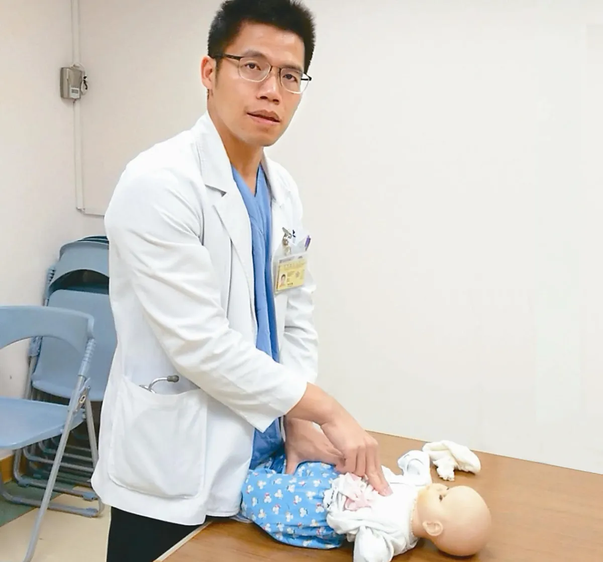 防嬰兒猝死 快學叫叫ABC 以呼吸道阻塞、窒息最多 其次是洗澡溺水及摔傷 父母、保母若懂急救 存活率大增