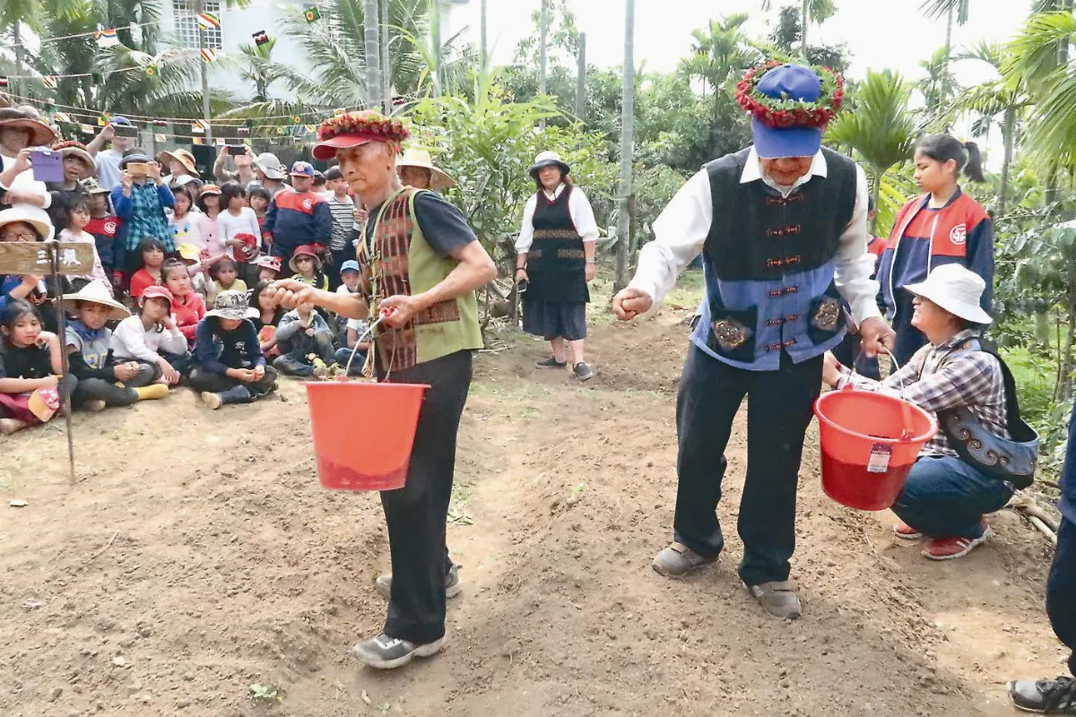 開學日種小米 傳承排灣文化