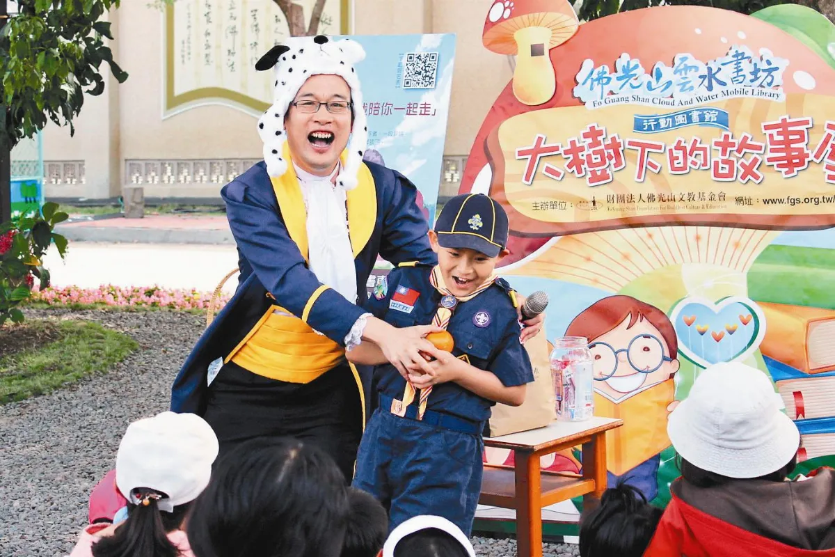 大樹下校長說故事 傳遞忠義精神