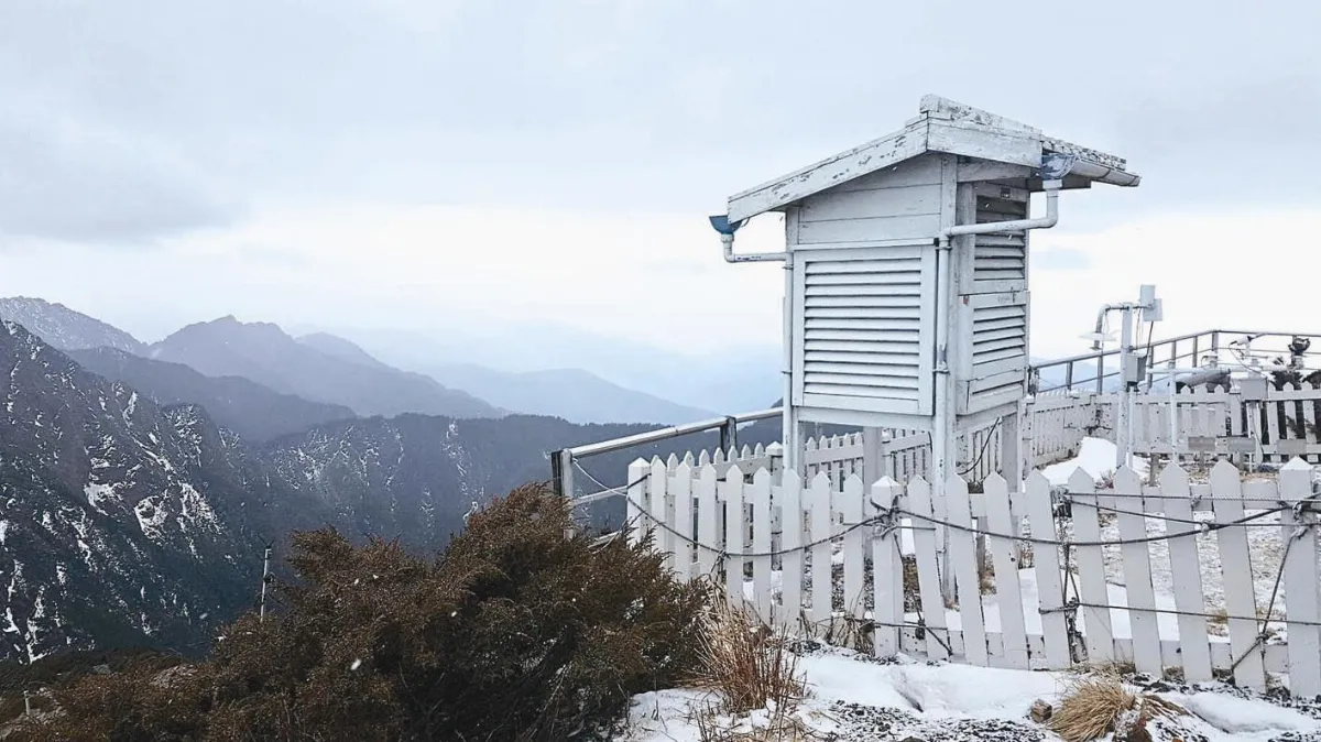 玉山昨晨覆薄雪