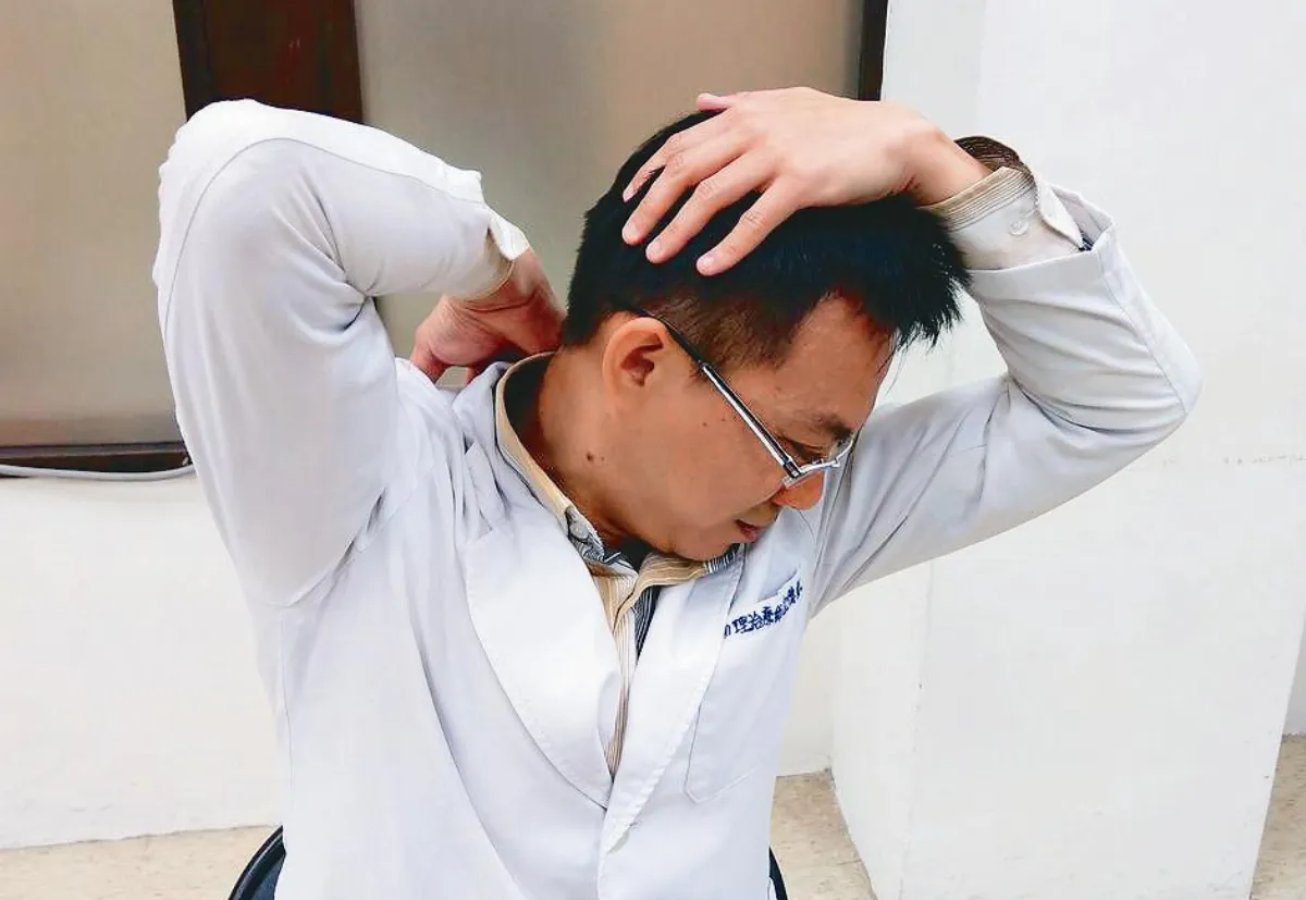 電腦族石化肩膀 5招鬆解