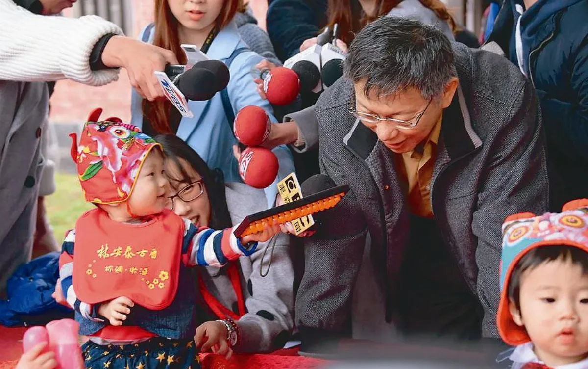 寶寶坐福桃 踩福龜