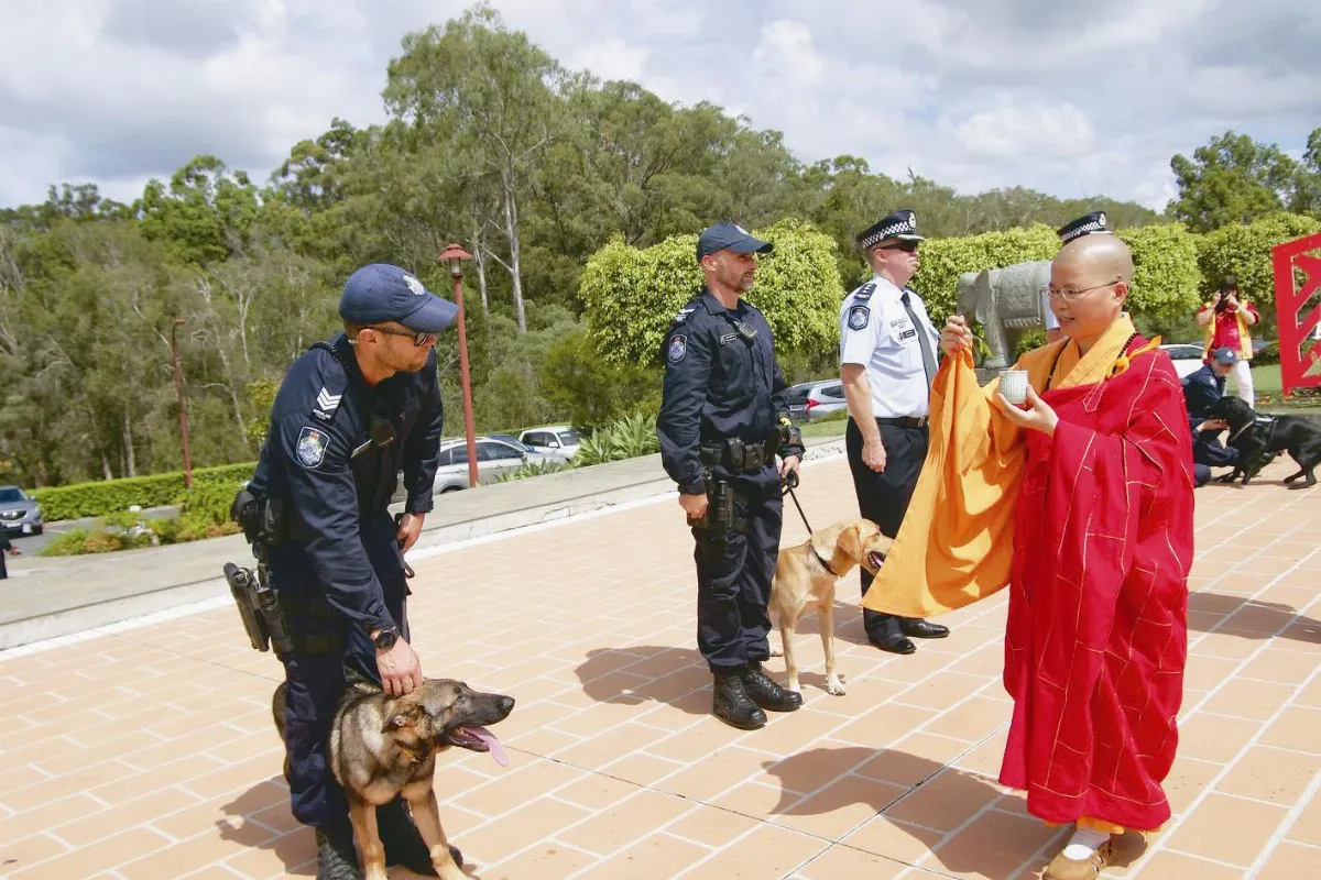 為警犬灑淨祈福 維護社會祥和