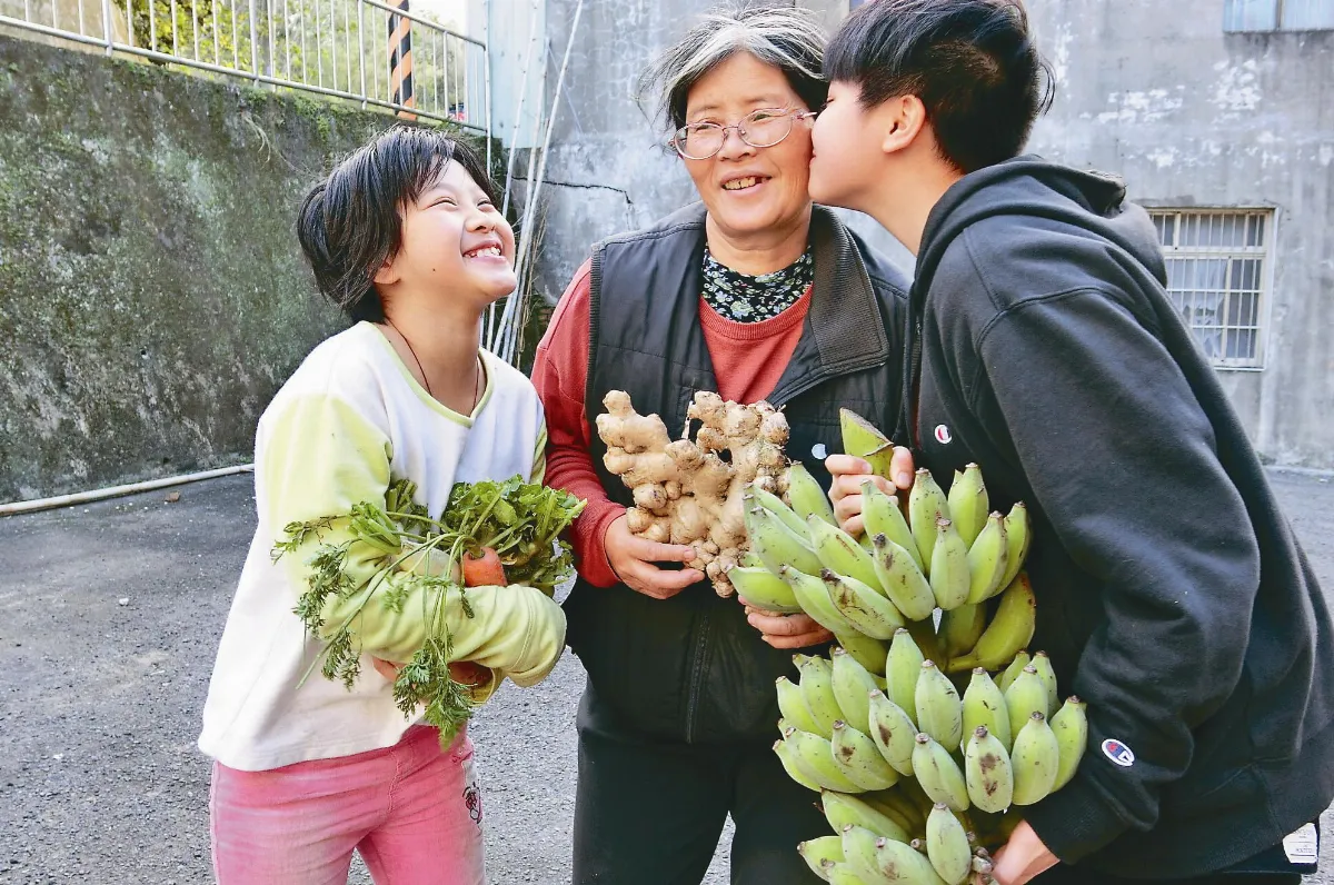 61歲外婆  不讓6個孫子散掉