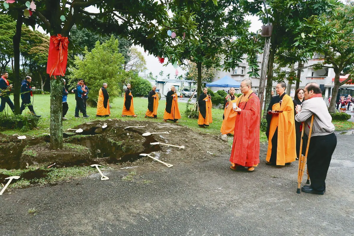 月光寺老樹斷根 移植延生祈福