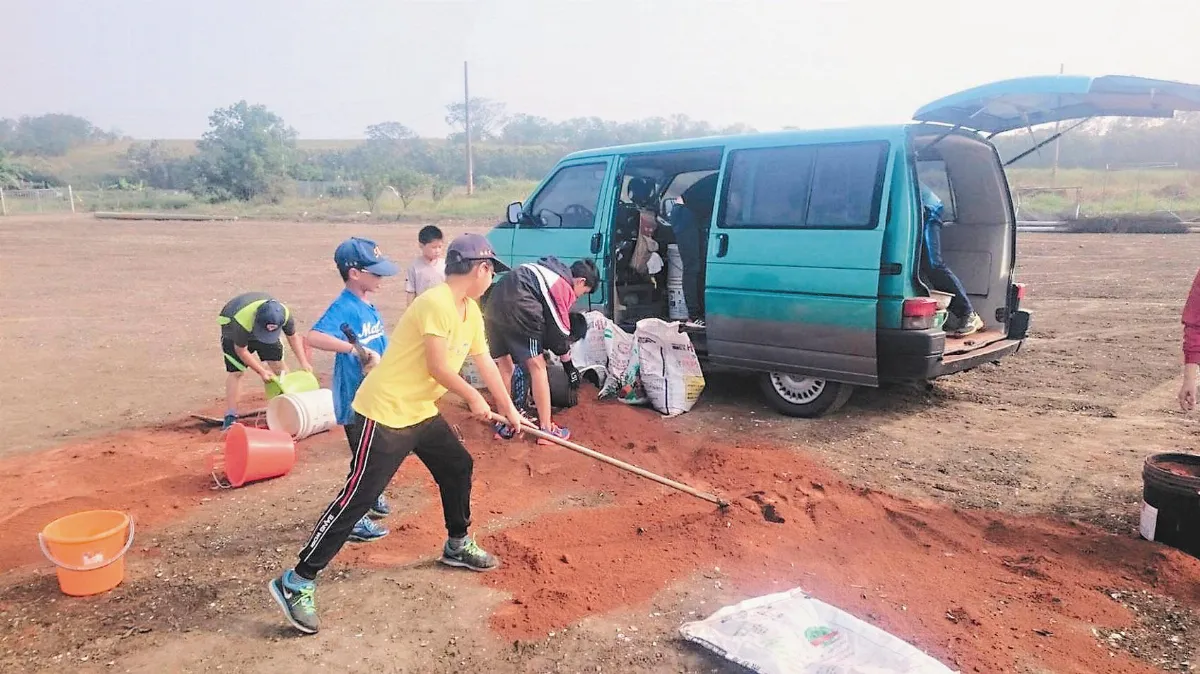 棒球憨人 泥中蓋少棒的窩