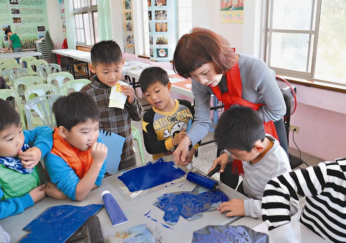 幼時學畫受阻 她偏鄉教畫14年