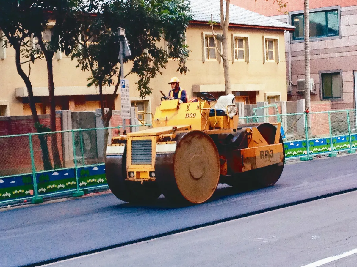 生活快門   鋪路英雄