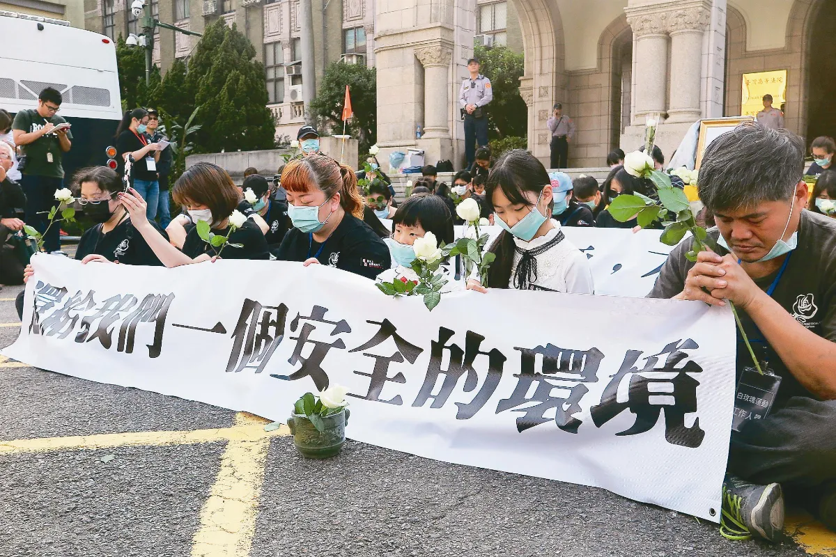 拒恐龍法官 白玫瑰司法院陳情