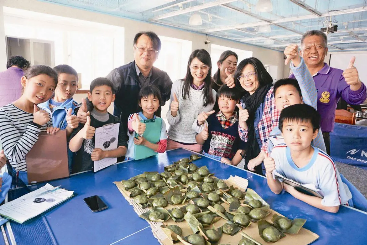 拔艾草、揉麵糰…學童開心做草仔粿