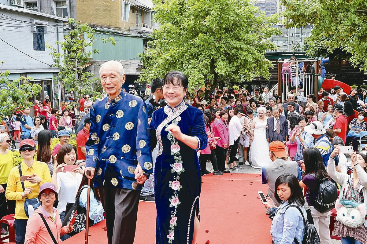 老婦一句遺憾 造就5千歲婚紗秀