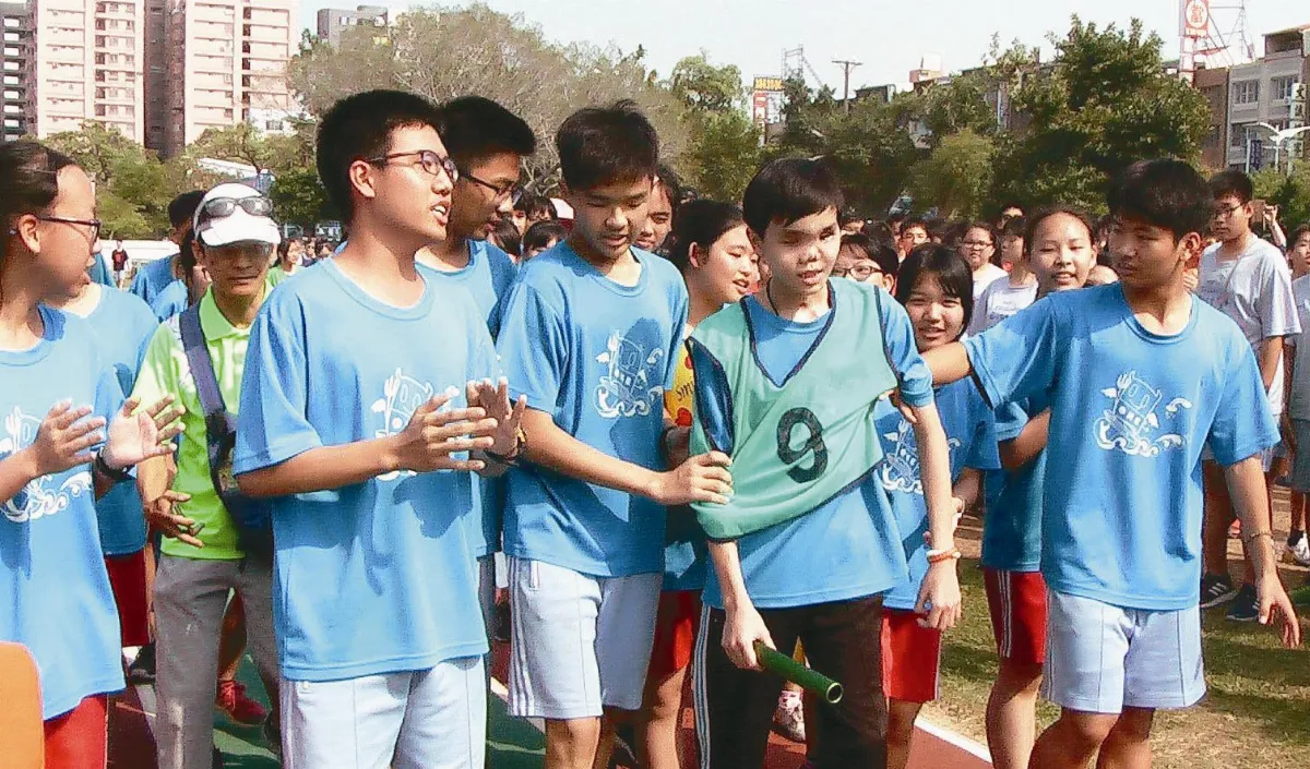 全校簇擁加油 車禍重殘 詹智遠走完大隊接力