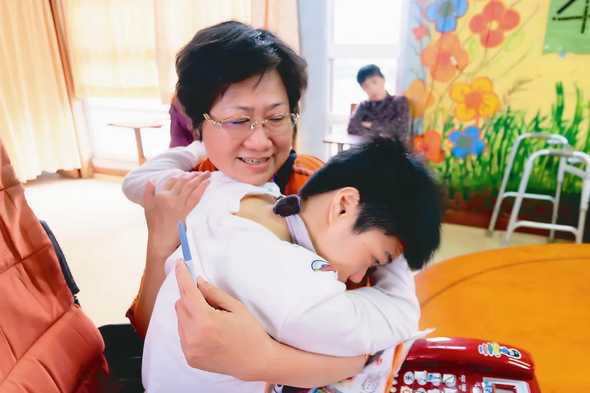 熱血銀髮族 樂當義工顧老小孩