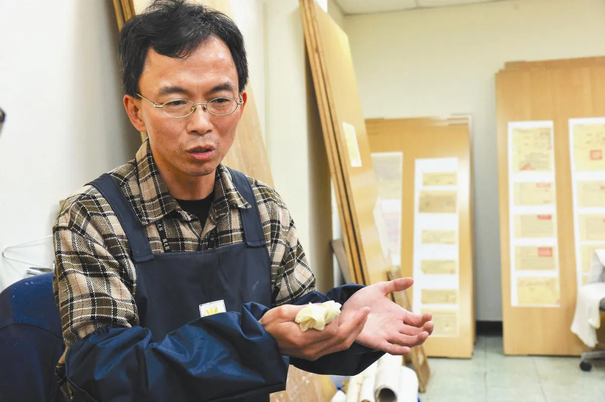 外交官變裱褙師 埋首16年 替舊檔案還魂