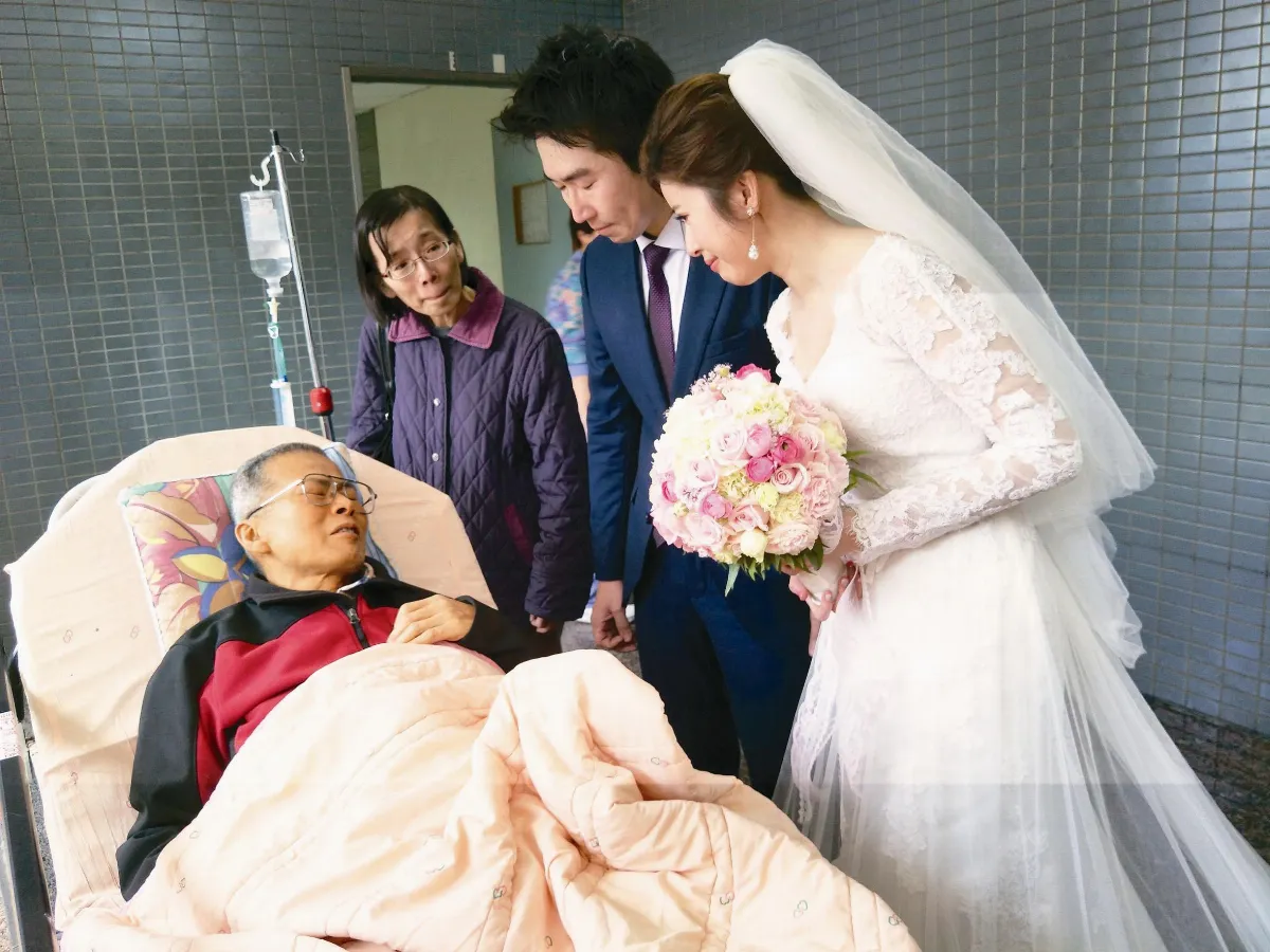 癌末父 在醫院為女兒蓋頭紗