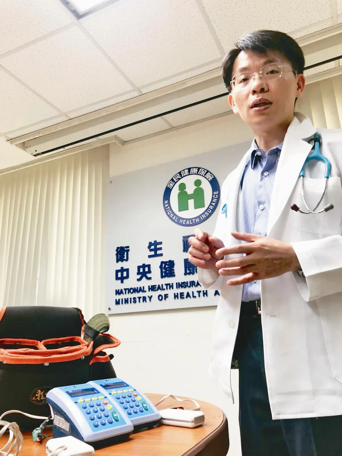 扛4公斤設備看診 熱血醫師當健身