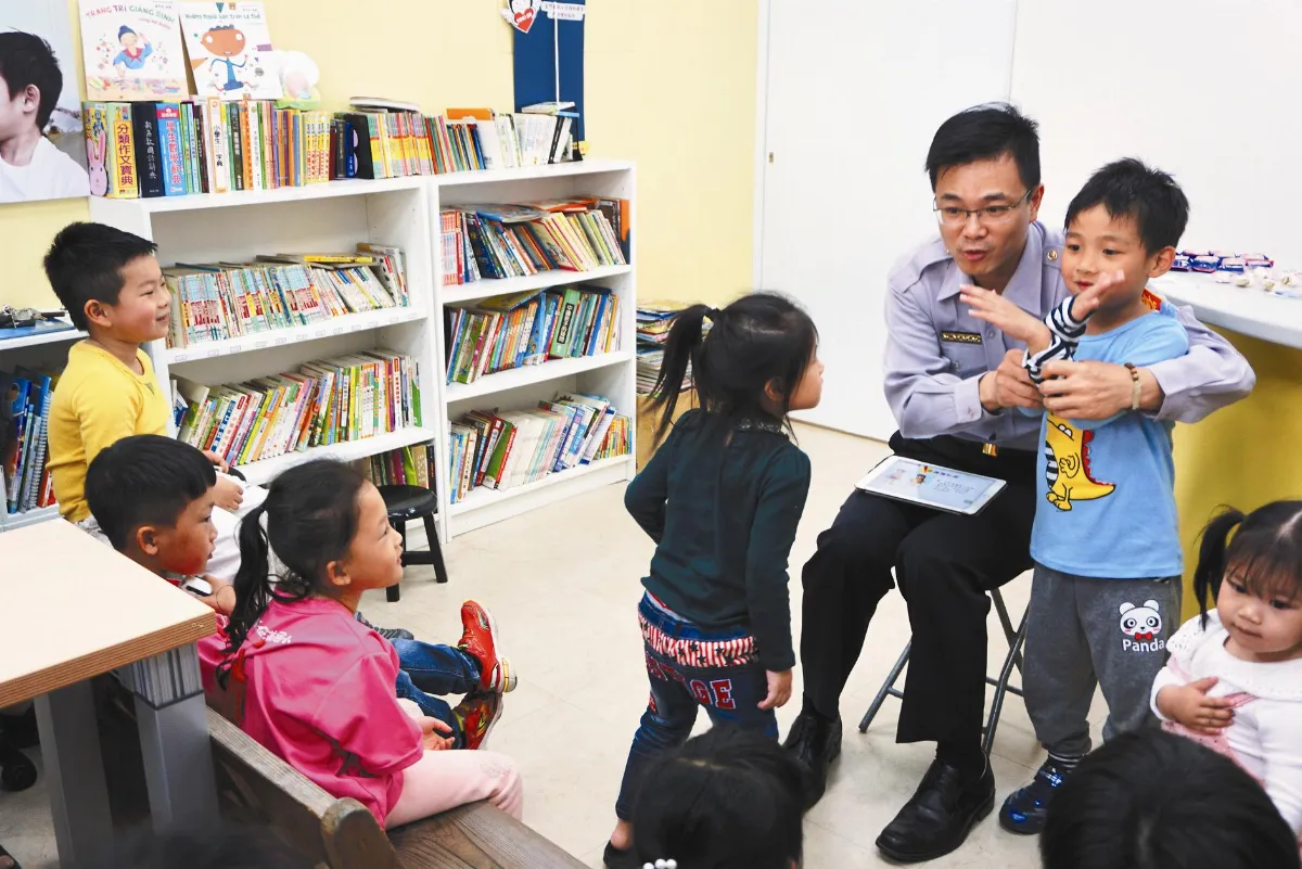 警察叔叔說故事 小朋友樂開懷