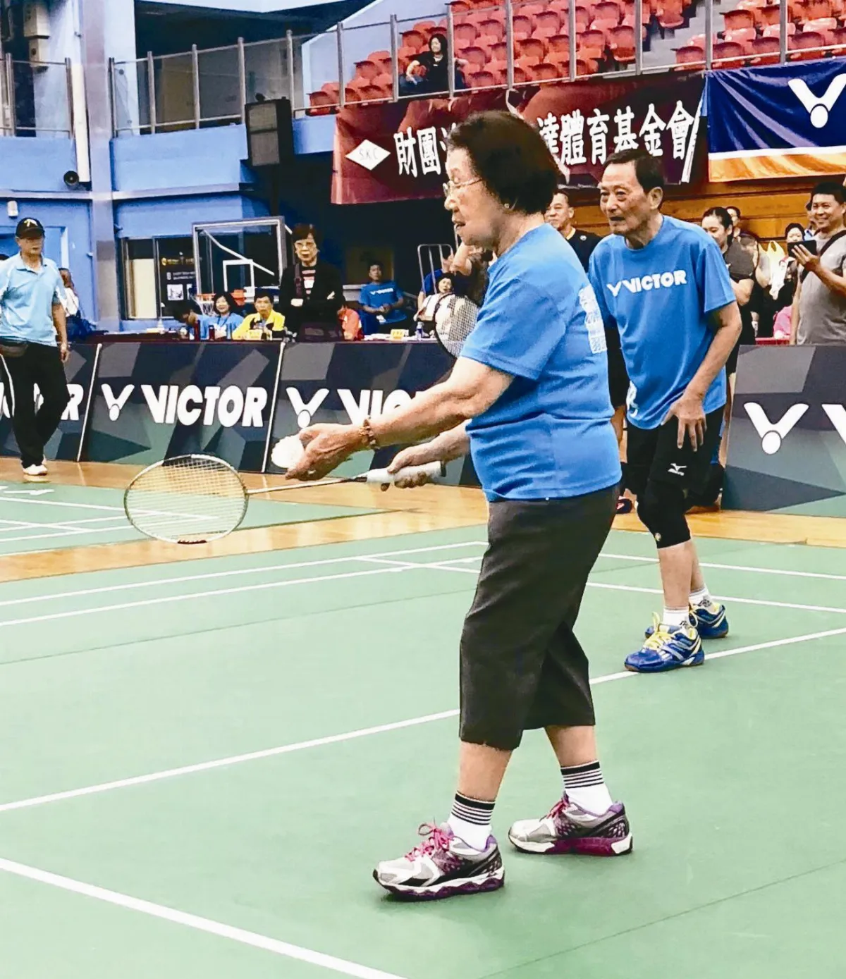 清晨盃規模攀新高  人瑞羽球賽 挑吊抽扣不含糊