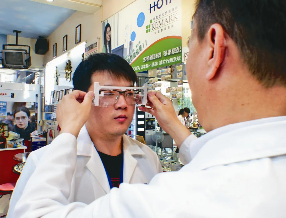 保護靈魂之窗 配鏡先看執照